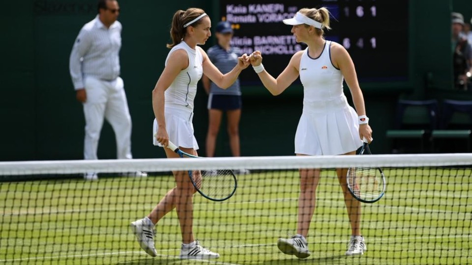 Olivia Nicholls playing tennis doubles