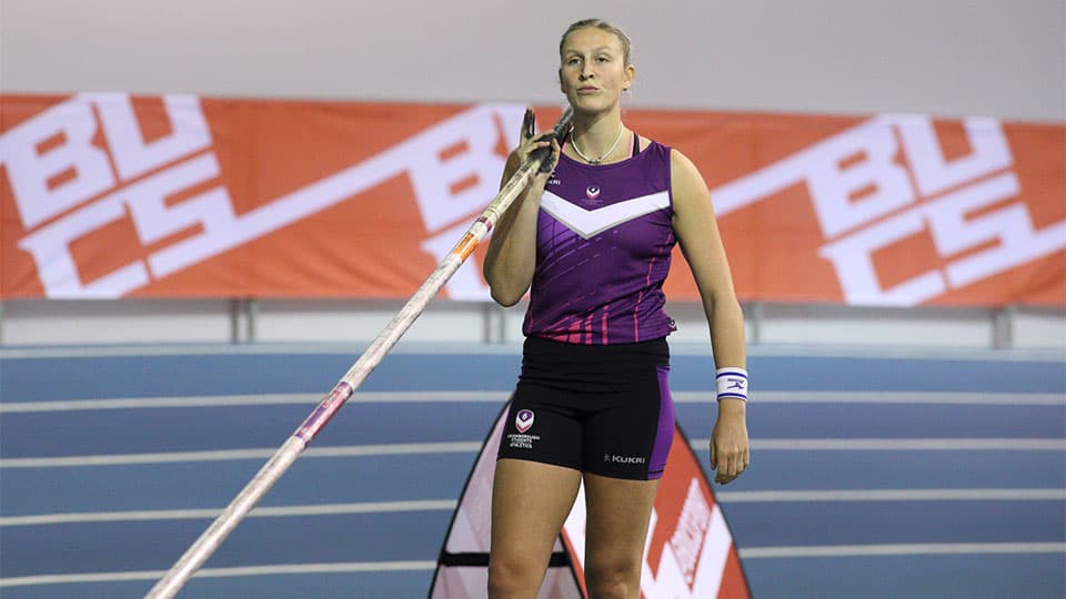 Holly Bradshaw performs at a Pole Vault competition