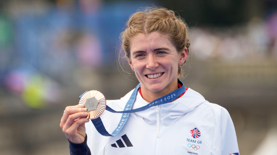 Beth Potter with her bronze medal