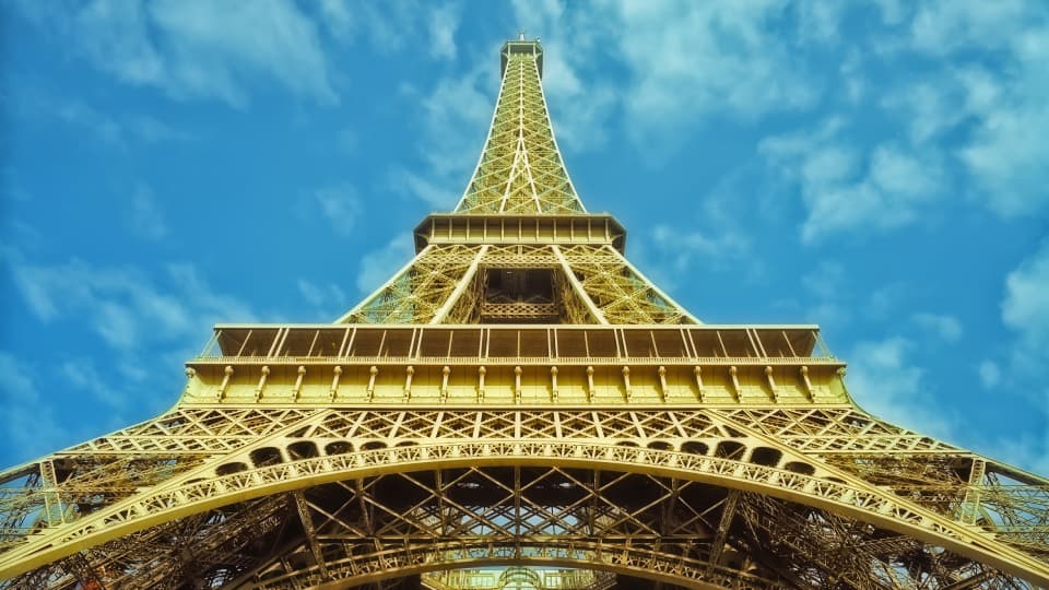 the Eiffel tower from a worm's eye view